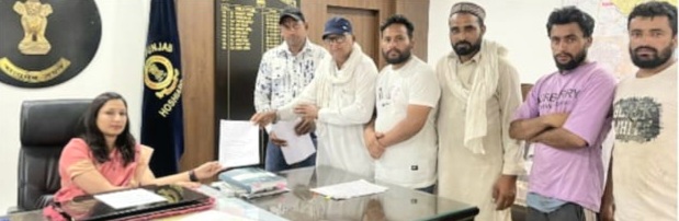 Victims met the DC under the leadership of Jai Gopal Dhiman to compensate for the fire damage to the Gutan de dere in Mehtpur.